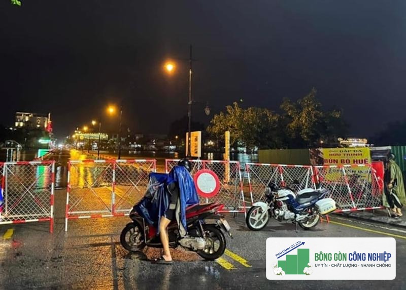 Mưa lớn gây ngập lụt và thiệt hại nặng nề tại Thừa Thiên Huế và Quảng Trị
