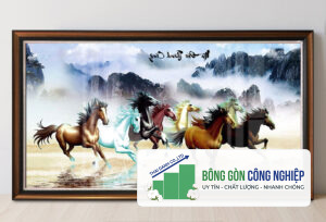Mẫu tranh bát mã truy phong ngựa chạy trên nước và cảnh núi non màu đen trắng
