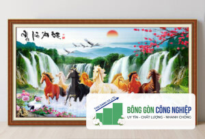 Mẫu tranh bát mã truy phong đàn ngựa phi trên nước và thác nước chảy