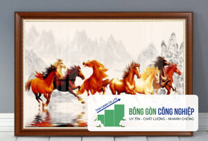 Mẫu tranh bát mã truy phong ngựa chạy trên nước và cảnh núi non mờ ảo